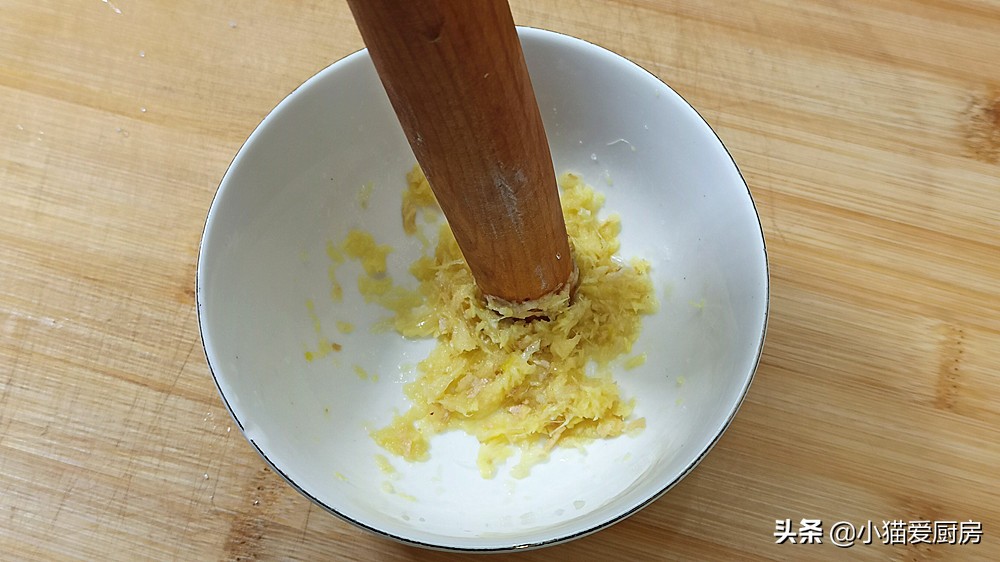 教你最简单的“凉拌蕨根粉”做法，成菜酸辣爽滑，夏天吃特别舒服