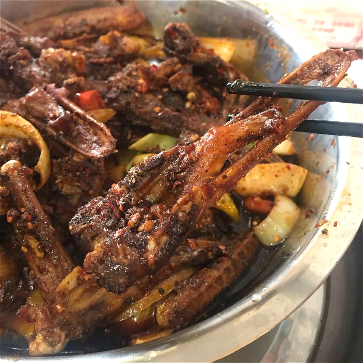 越吃越有味！成都超火的麻辣香锅，环境虽差，但味道超级巴适