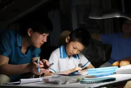 小学生作文《奶奶》走红，内容一改往日无厘头，网友看完潸然泪下