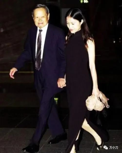杨振宁35岁获诺奖，82岁娶娇妻，原配竟是抗日名将的千金