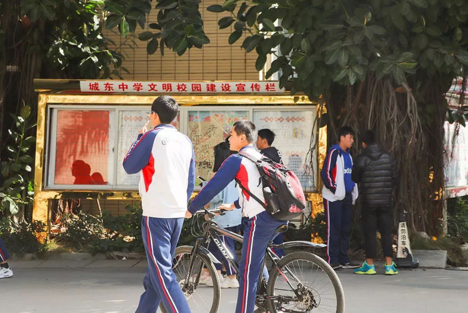 中学生的迷惑行为，四季都热衷春秋款校服，“夏捂冬冻”令人不解