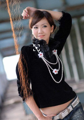 从容貌上来说,拥有一张精致的脸,五官是十分的漂亮,身材自然也是不用