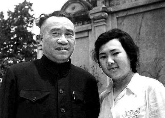 党中央高层被捕，女特工贺治华却称有内奸，陈赓：内奸就是她