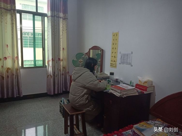 疫情期间大学生在家学习：你专注的样子真好看