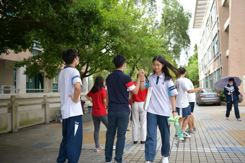 难忘老师 感恩亲人——佛山南海中学分校2020届高三学子高考凯旋