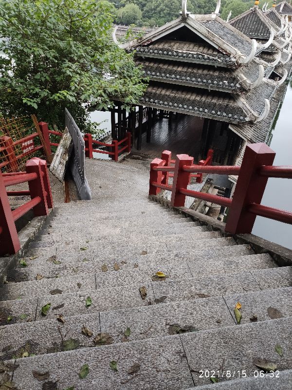 老人莫去风雨桥，平坦大道更牢靠