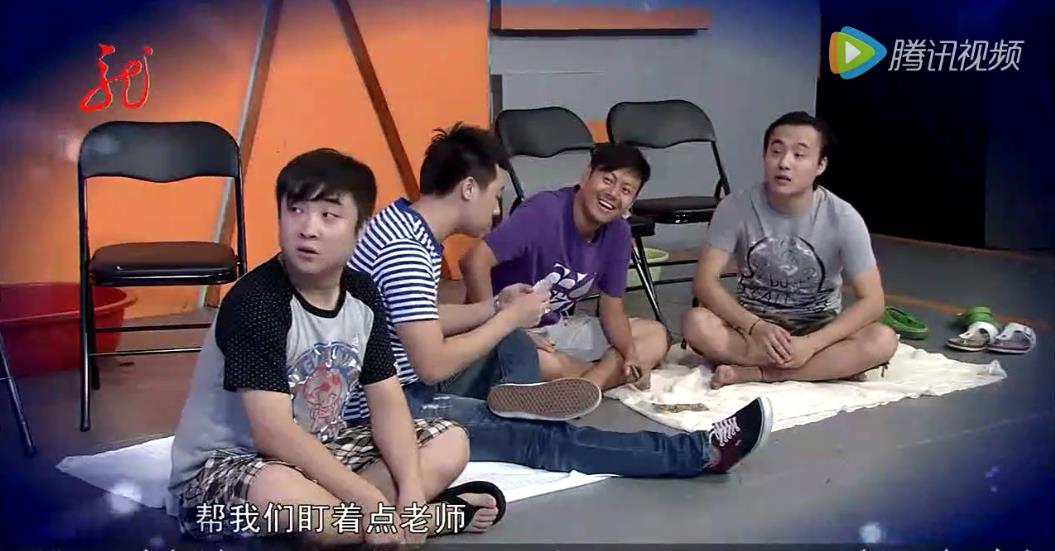 肖旭:啪啪扣盆儿,上床吧.曹然然:上床吧,哎,哎,你能不能别老踩我床啊?