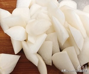 春季养生菜谱，白萝卜鸭架汤，做法简单，美味营养，适合春天