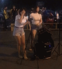 内涵美女图片动态的：最犀利的广场舞领舞！抖动抖动！