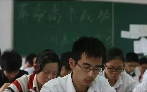 大学生课程表火了，一周被安排得明明白白，没有对比就没有伤害