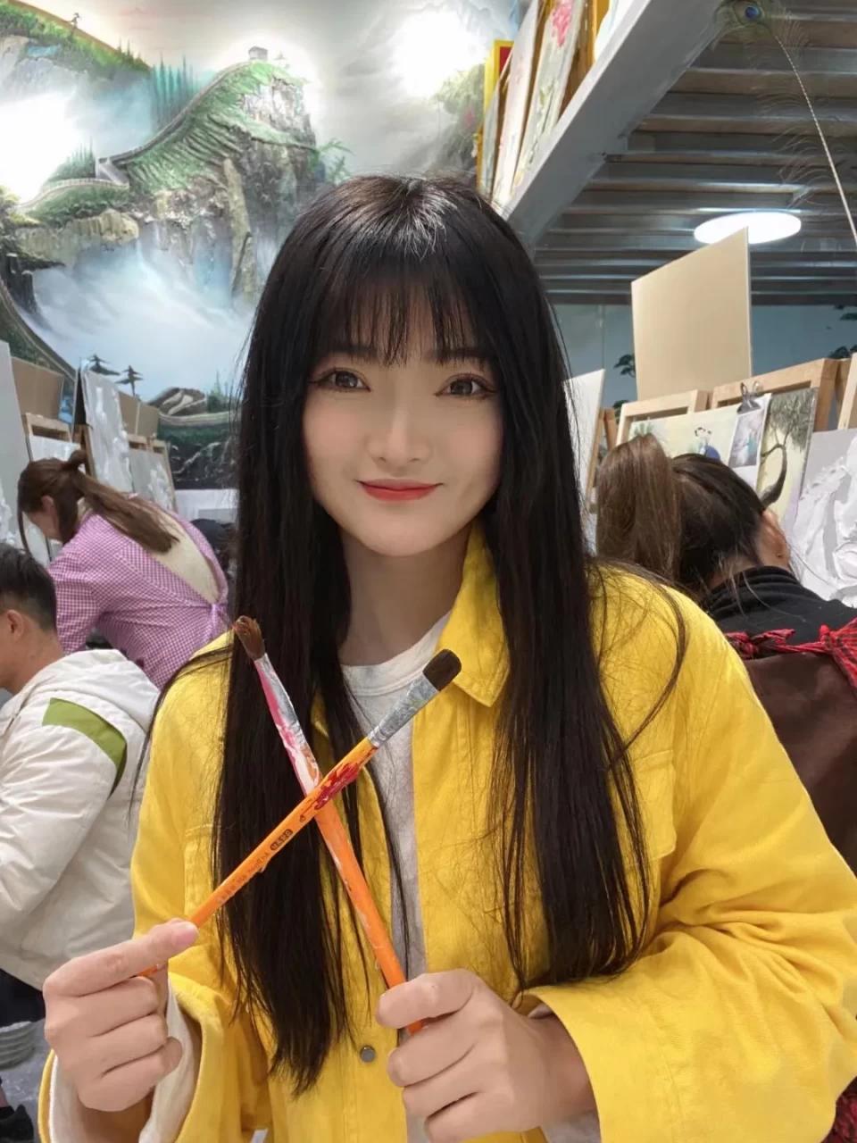 故事：95后美女装修工，糊一面墙10万，订单排到明年6月，她凭啥
