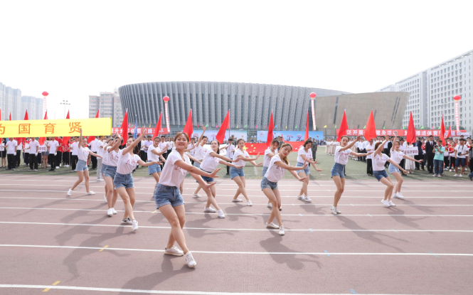 青岛大学运动会开幕式，举牌美女引来关注热议，网友齐呼要考青大