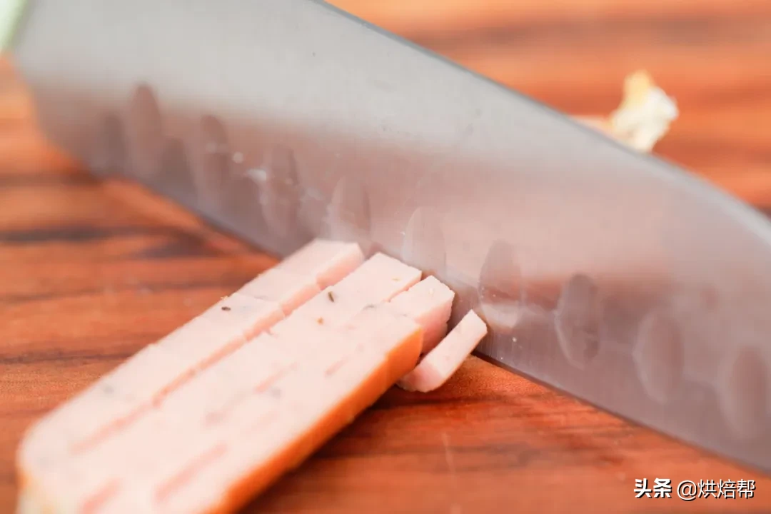 香肠仿制鱿鱼花，在家撸串也不错，鲜香麻爽停不下来