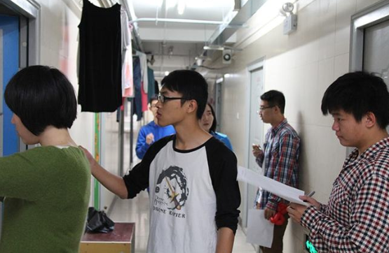 高校辅导员云查寝，要求学生摆拍打卡，网友：每天一个拍照小技巧