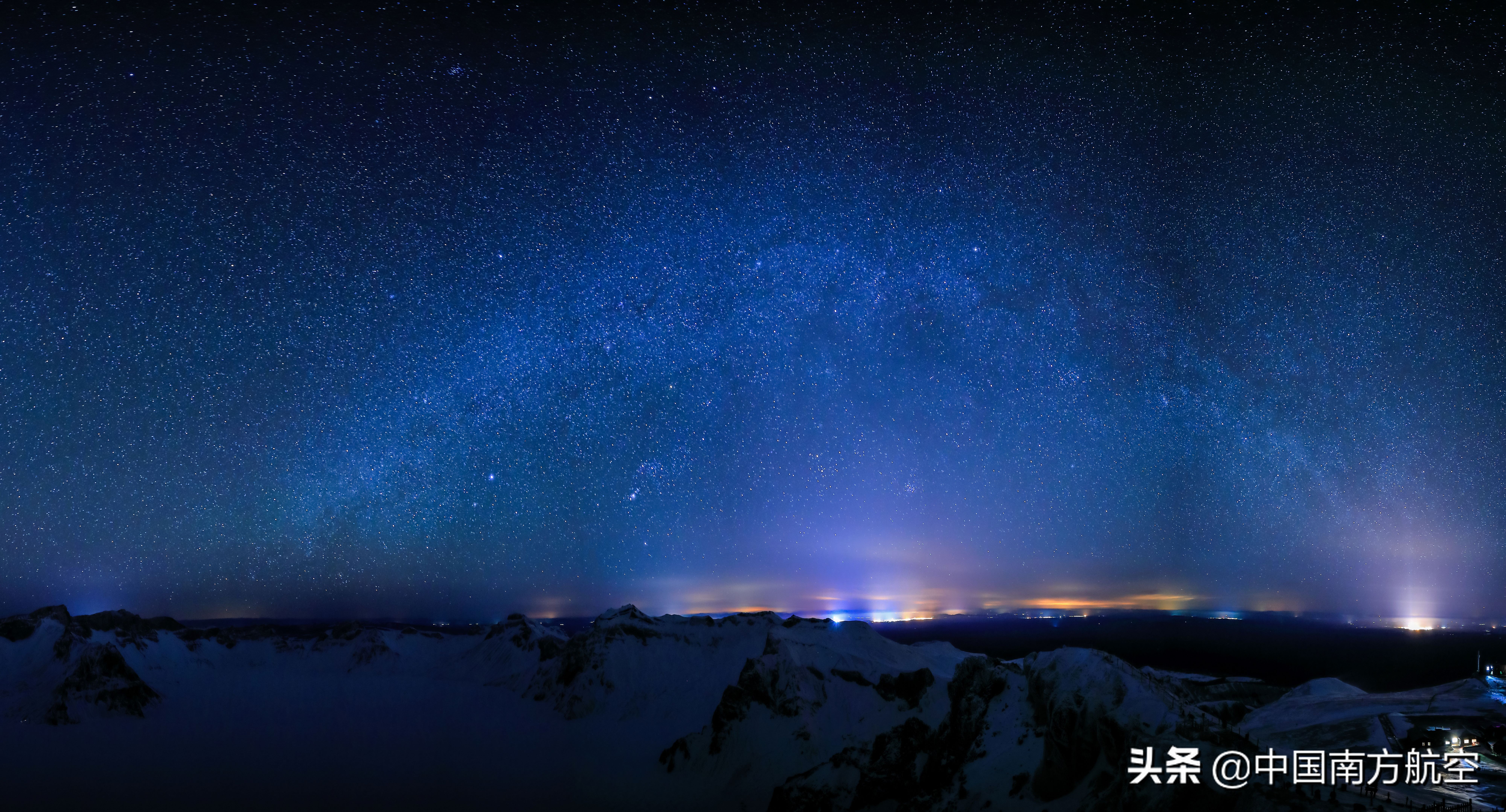 除了"云顶天宫"的故事,长白山还有一种神秘的美——深夜静谧的星空.