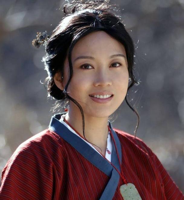 闫妮逆生长!一袭短裙亮相,腿又细又白 佟掌柜,真的是你吗?