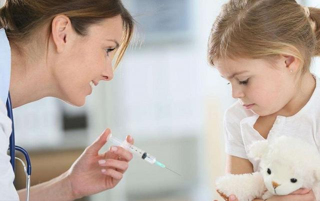 萌娃打针时疼到直蹬腿,激动得连喊10遍"耶",网友笑称:小可怜