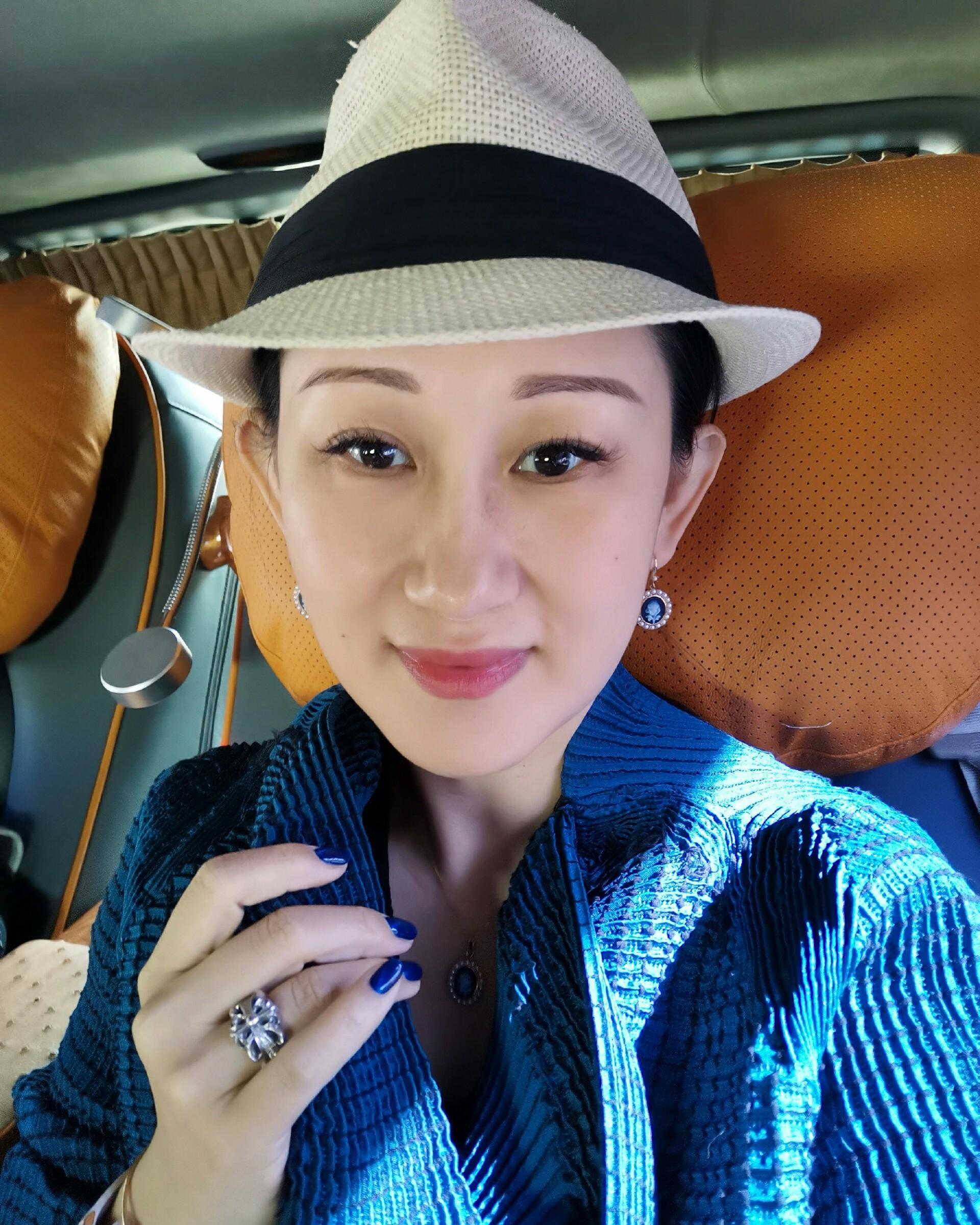 赵文卓老婆真阔气！送保姆生日礼物价值不菲，两人合照自己戴翡翠