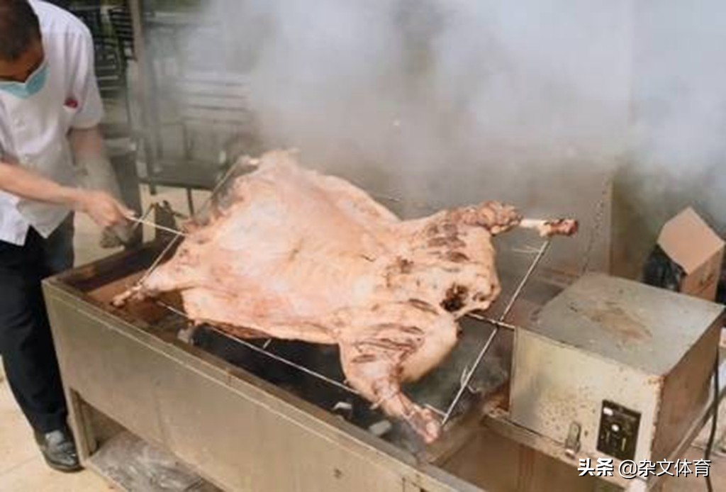 中超各队食堂吃什么(中超球队伙食不错！足协为球队准备烤全羊，名记：比赛期不能吃)