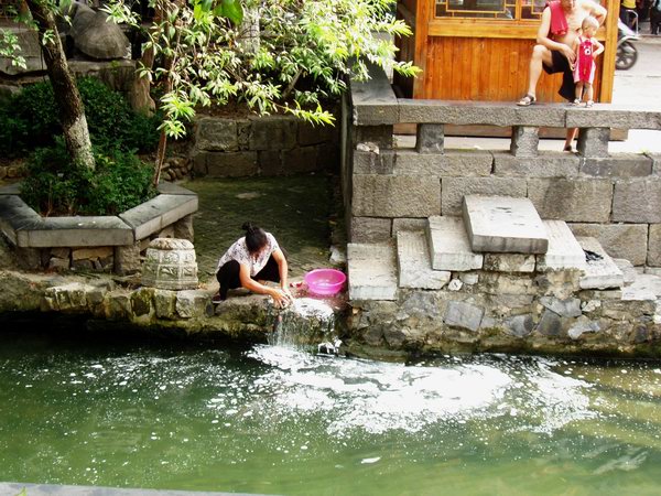 每天用奇强洗衣粉，一个月能省几百元？专家透露出油渍最怕“它”