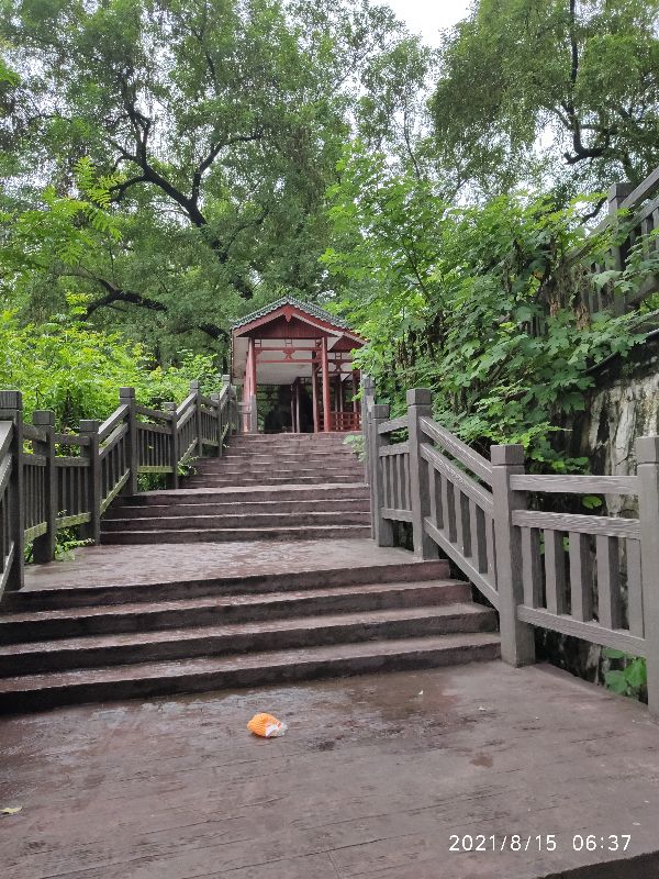 老人莫去风雨桥，平坦大道更牢靠