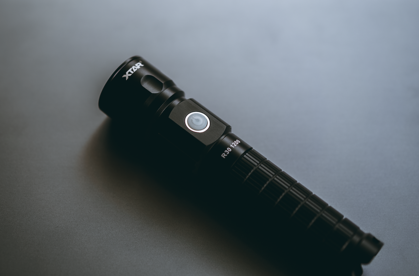 個頭大、亮度夠、續航長，還能變身充電寶！XTAR R30手電筒體驗