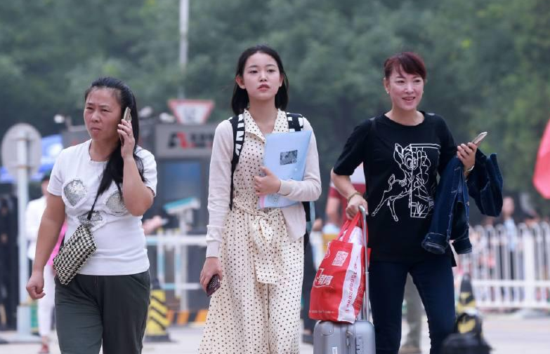 大学“穷酸”寝室排行榜，24人怎么挤一间？空中吊床给你安排好