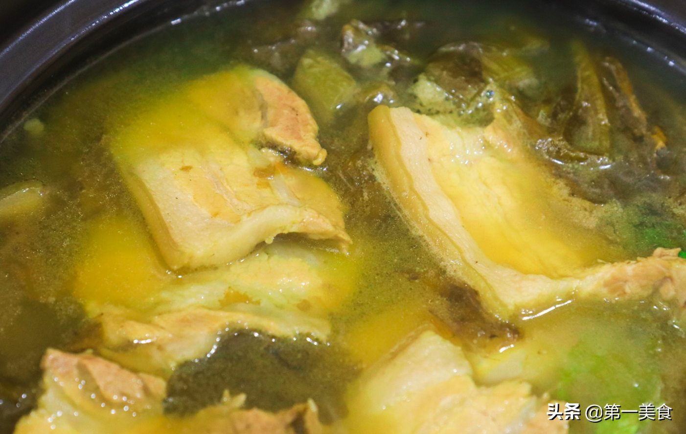 酸菜炖肉直接下锅绝对又腥又苦！正确做法要提前处理酸菜和肉