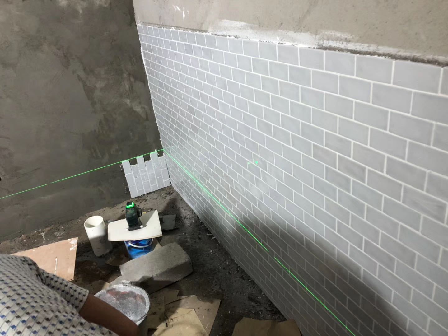 北欧风格的厨房 搭配灰色小花砖 厨房颜值提高10倍 久品居