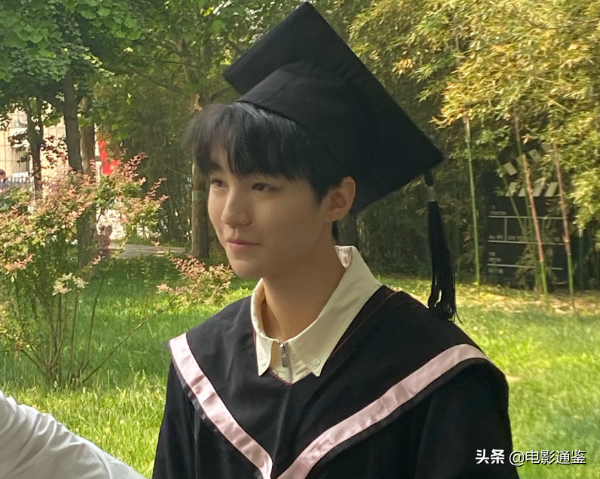 王俊凯大学毕业图片