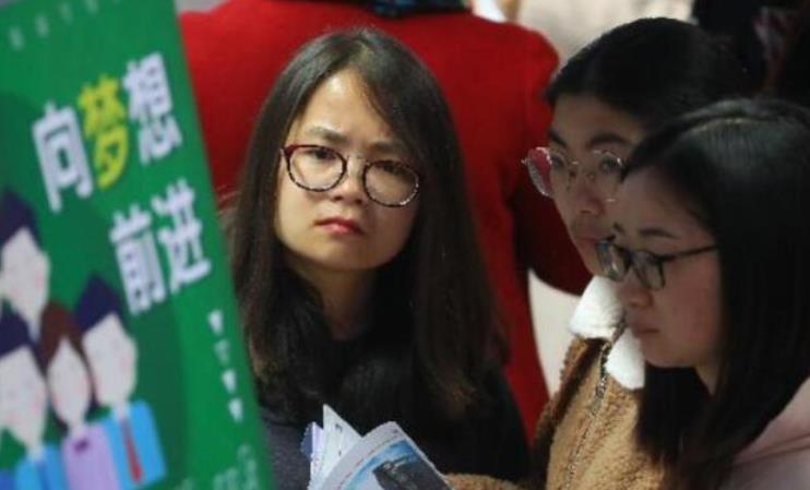 考生为自己估分405后痛哭，200分就能上大专，我这么努力有什么用