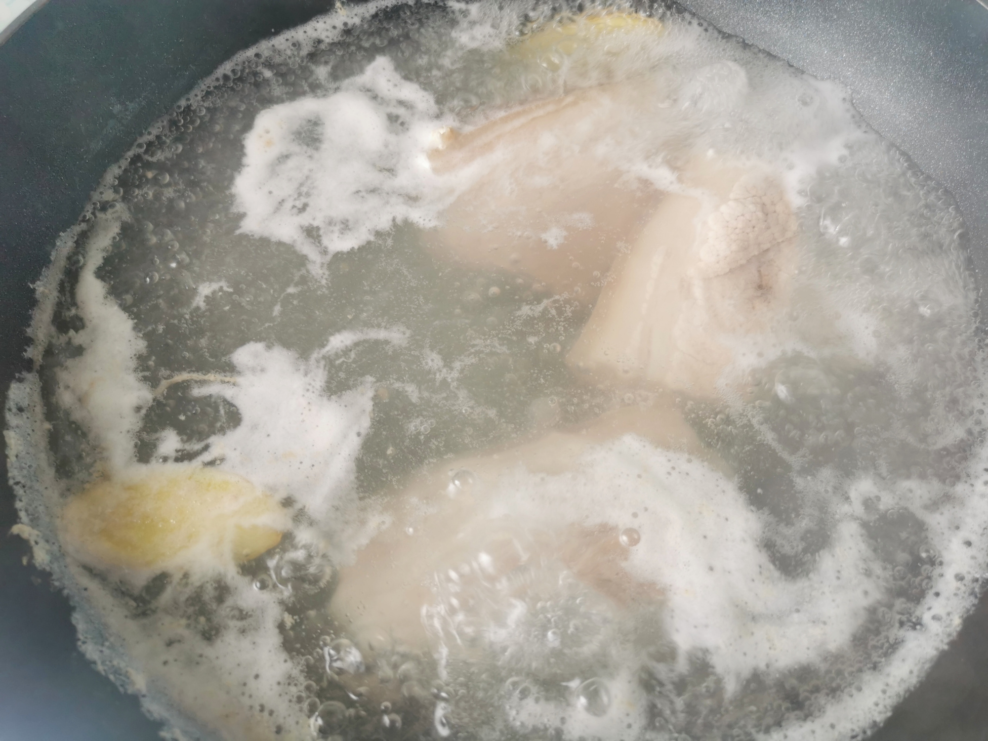 给儿子改善生活，20块钱的猪肉烤着吃，好吃不油腻，看着都流口水