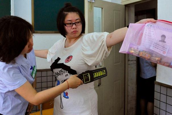 监考老师很忌讳这样的行为，很可能被认定为作弊，高考生需注意