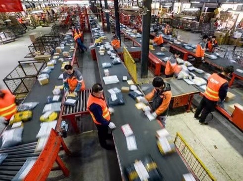 一个投诉，换来一顿暴打，苦等快递的男子很委屈