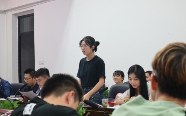 大学里哪个班委值得竞选？选择班长职位很吃亏，聪明人都这样选