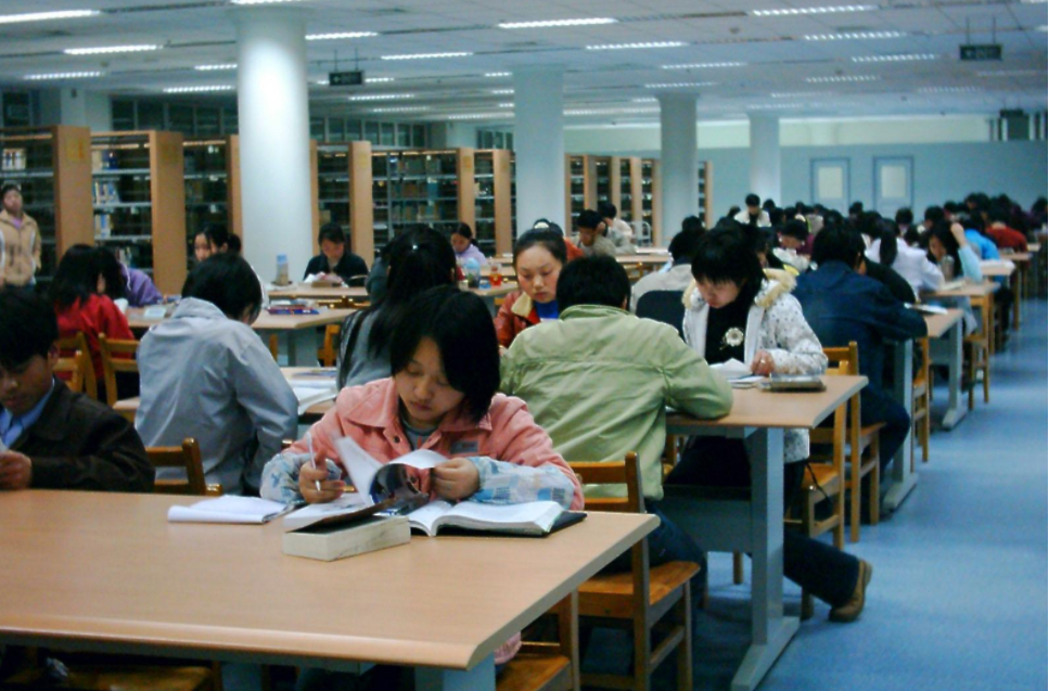 985高校宿舍惨遭嫌弃，新生表示好像“贫民窟”，看后想回去复读