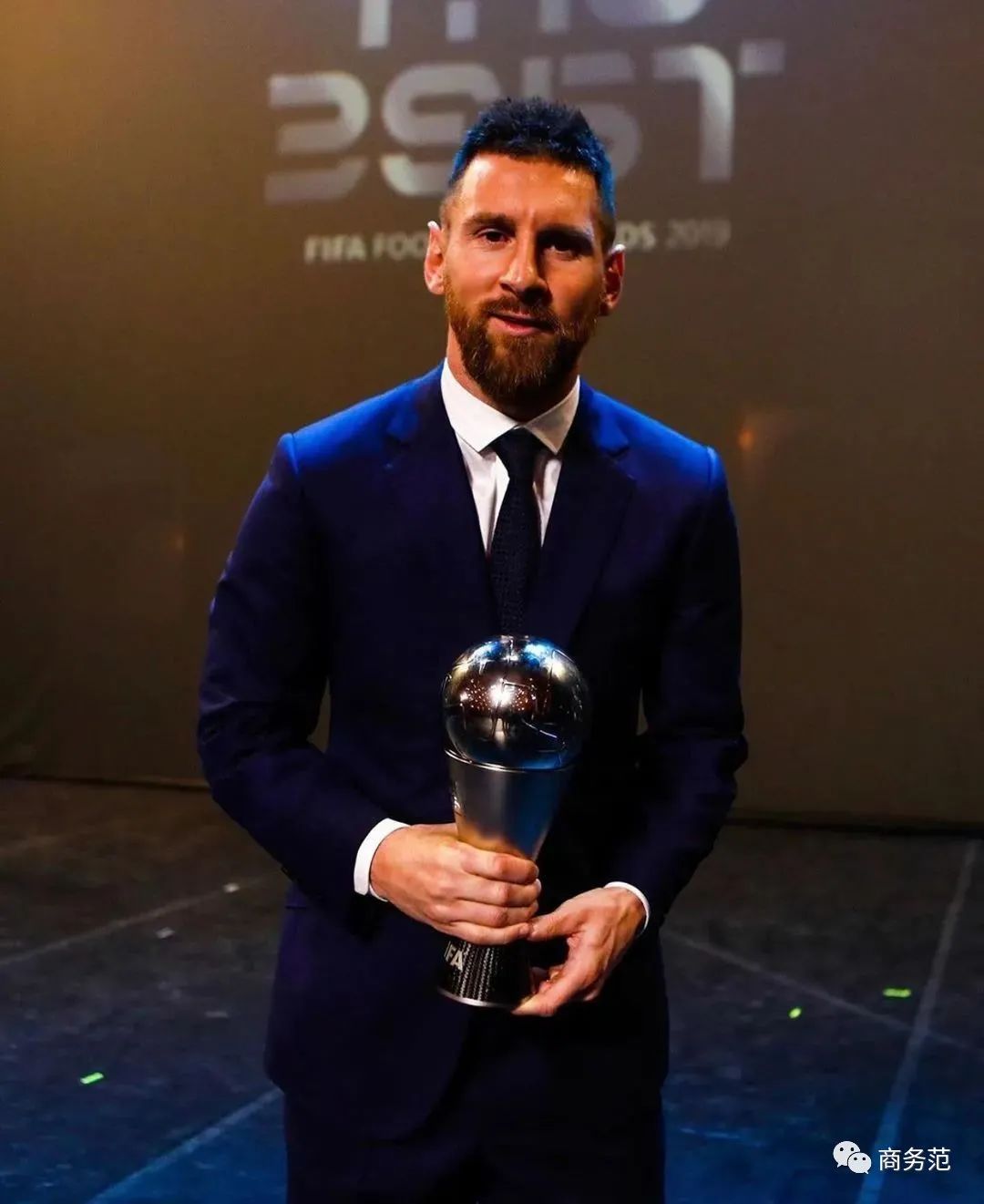 出席国际足联和欧足联的颁奖典礼,梅西都选择了蓝色或黑色的西服套装