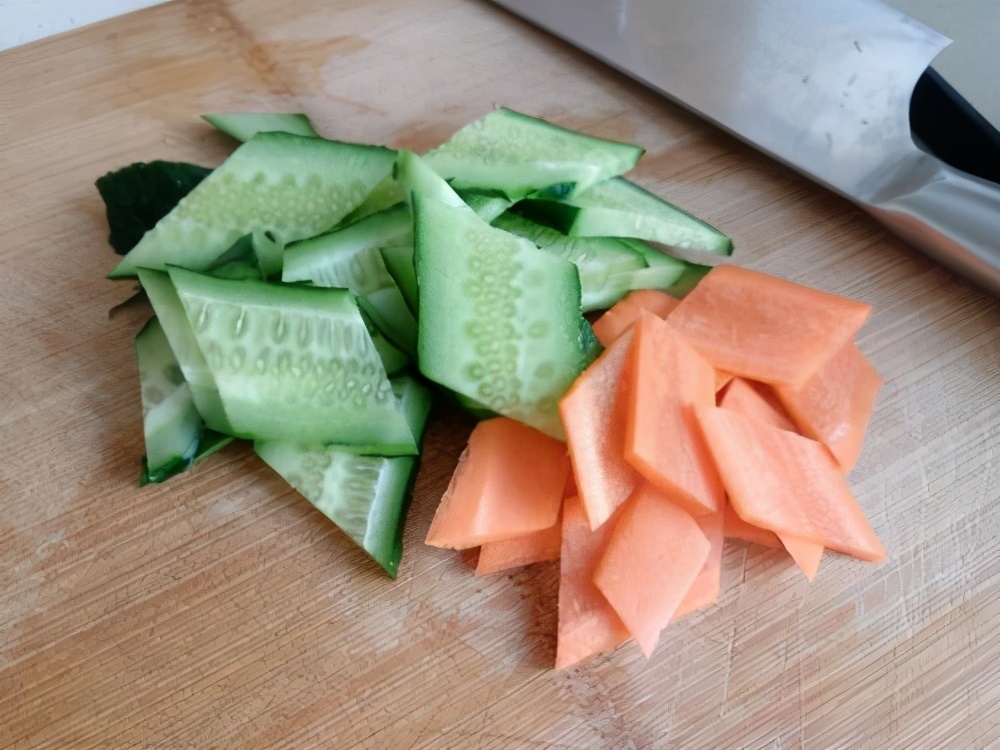 怎样切菱形片(黄瓜怎样切菱形片?