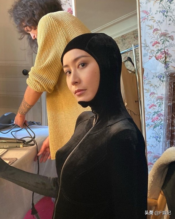 陈法拉带女儿在街上闲逛 坐在婴儿车上的女儿伸出小手拉着妈妈