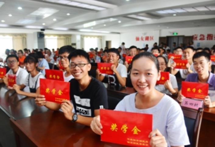 奶奶心系孙子高考成绩，梦到他考了666分，成绩出来后激动不已