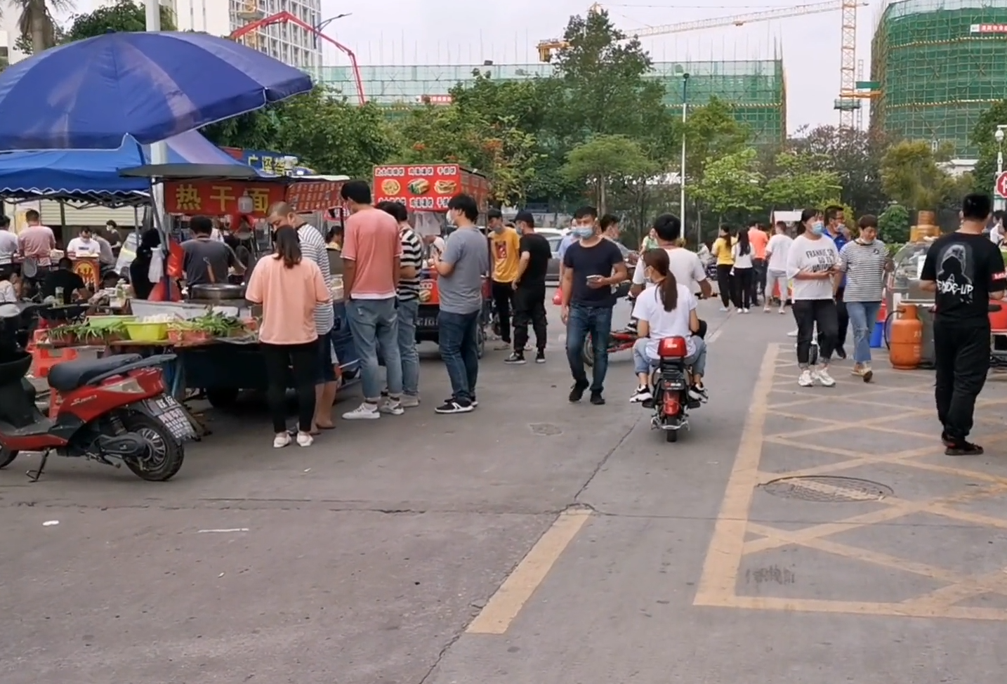 在深圳哪里可以摆地摊卖小吃的，在深圳摆地摊卖早餐靠谱吗？