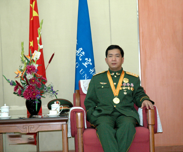 老山战场侦察英雄丁晓兵，被炸亲手割掉手臂，31年后成独臂少将