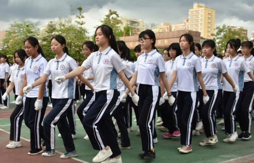 为啥"贵族学校"的女生,校服大多是裙子,老师道出其中缘由