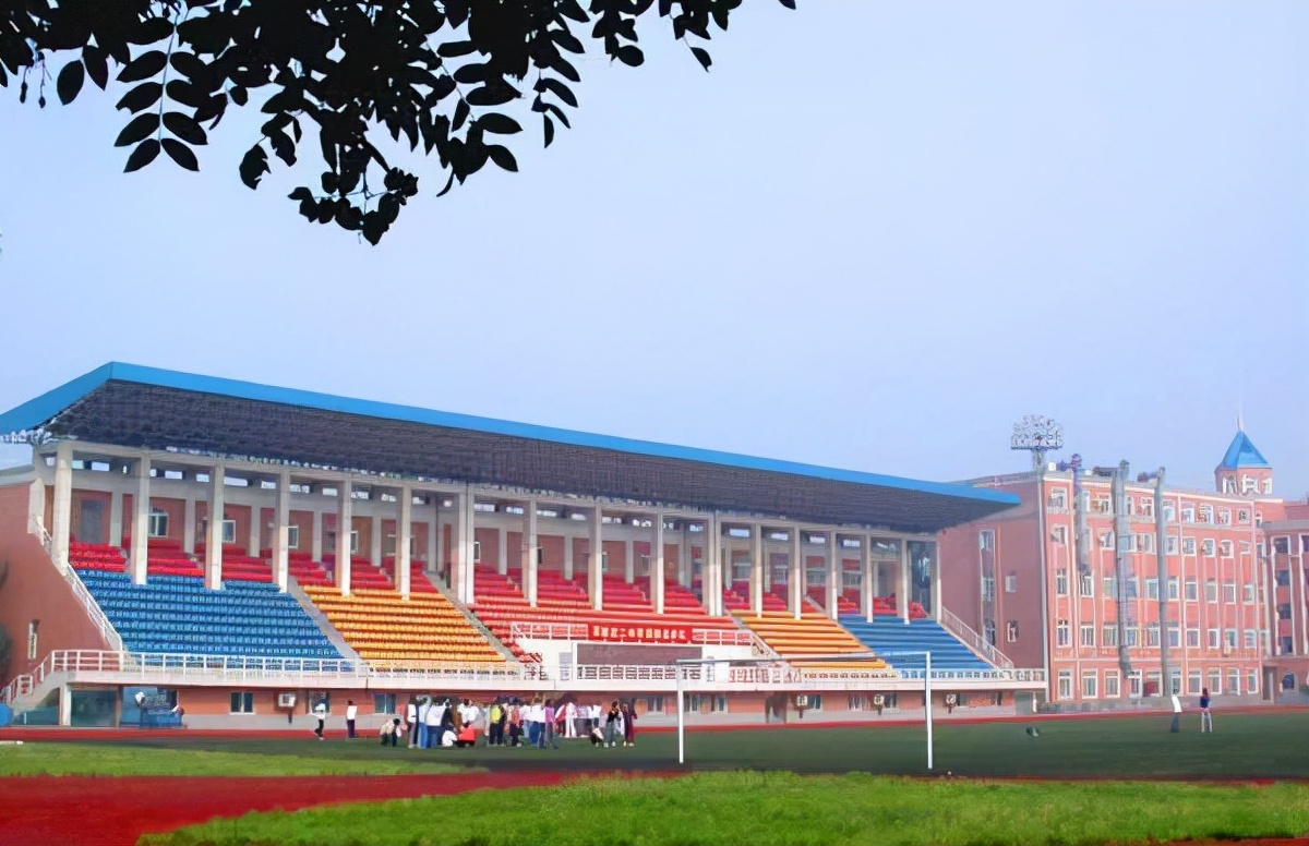 河北百强名校，600分以上达3000多人，本科上线率99.8%，报考