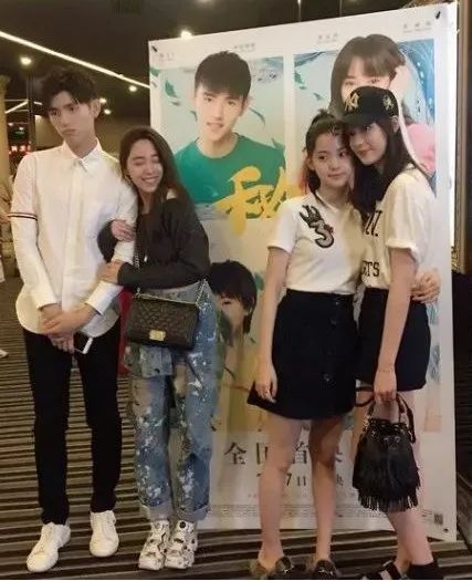 何超欣考上清华研究生，王文也晒恋爱高甜，映射出名媛们的小时代