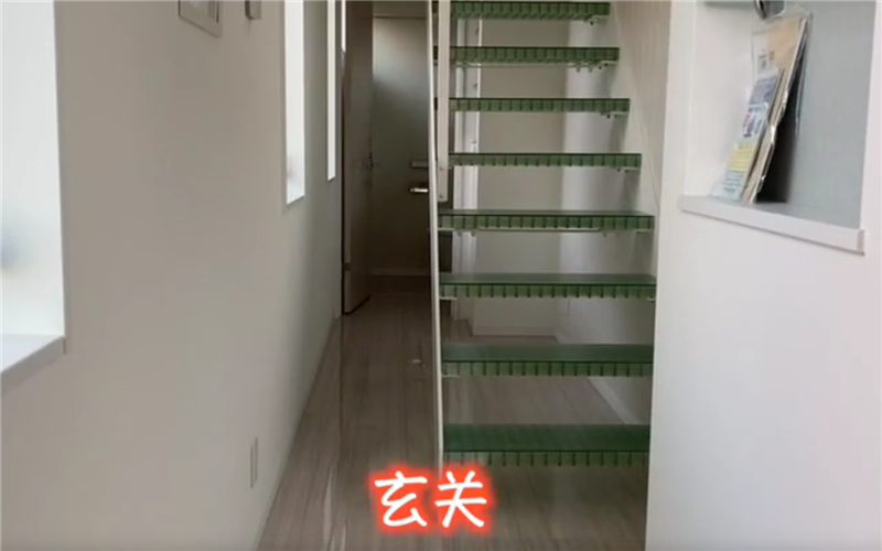 细长型的房子两人并肩过都难，卧室只能摆放单人床，看着都很压抑