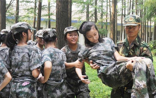 新生军训时，教官总是盯着女生看是有原因的，别误会教官