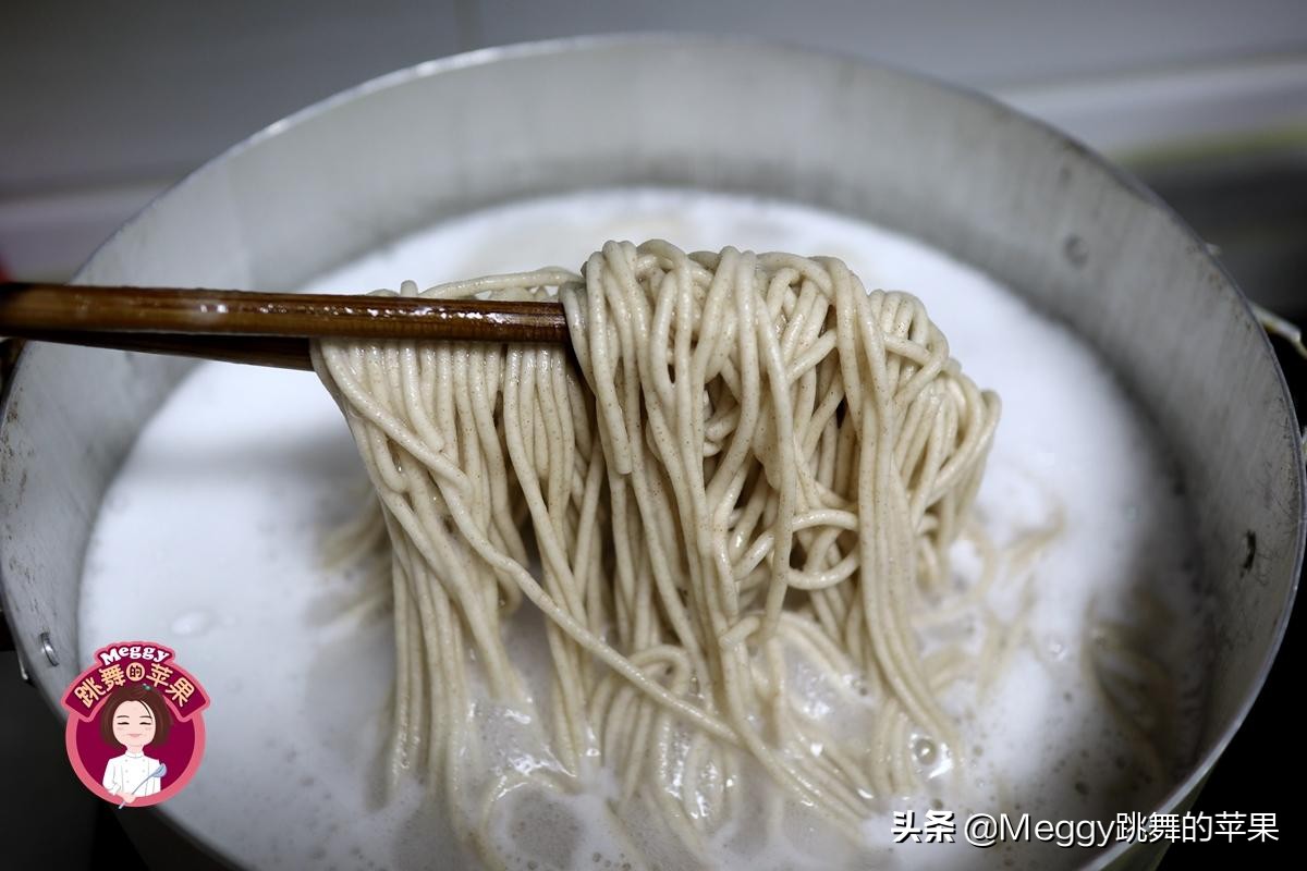 立秋晚餐2个盆端上桌，4人花费不到20元，营养美味又水灵