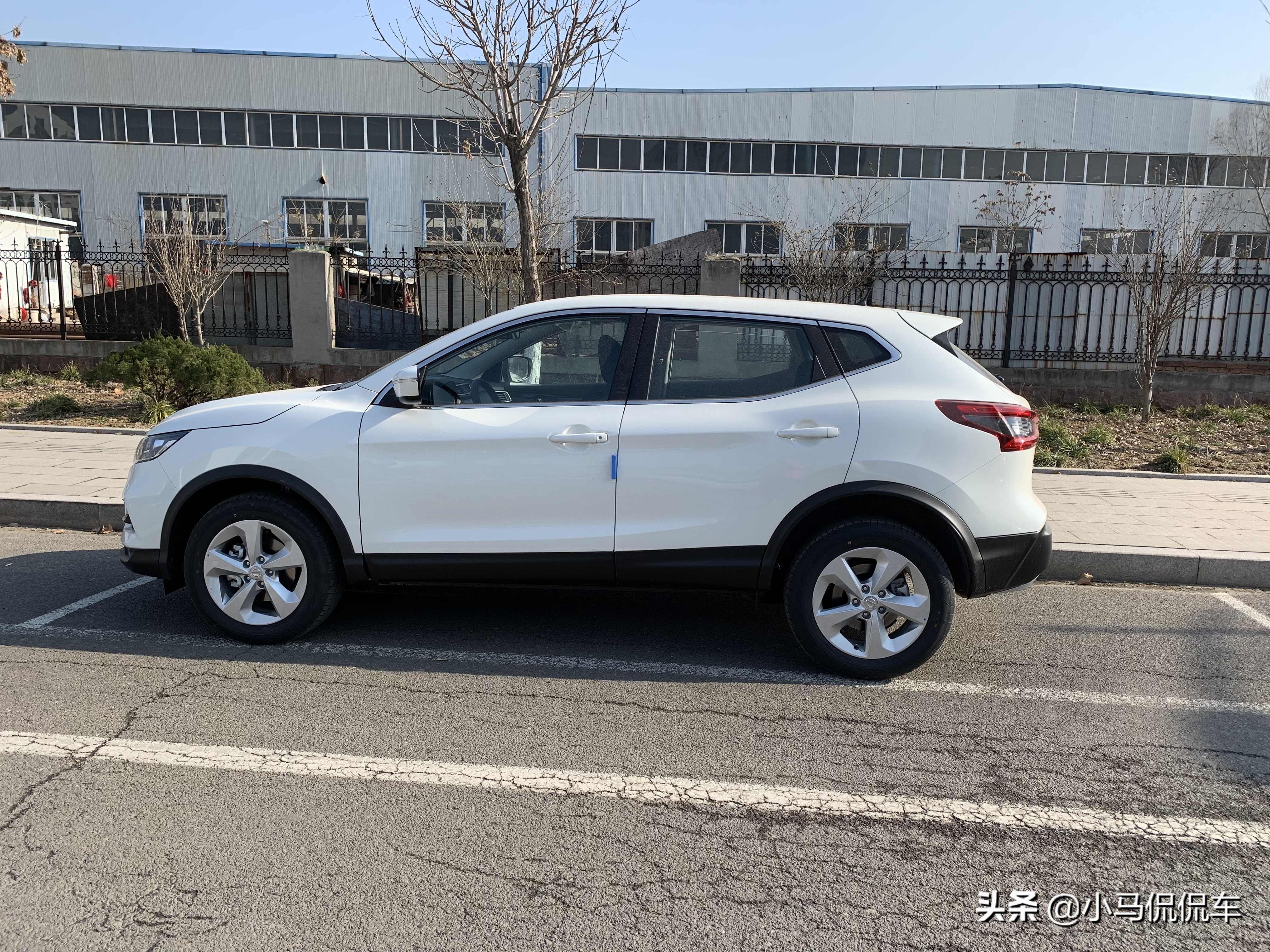 对比良久,15万预算最终选择了日产逍客,油耗6l,这价格贵不