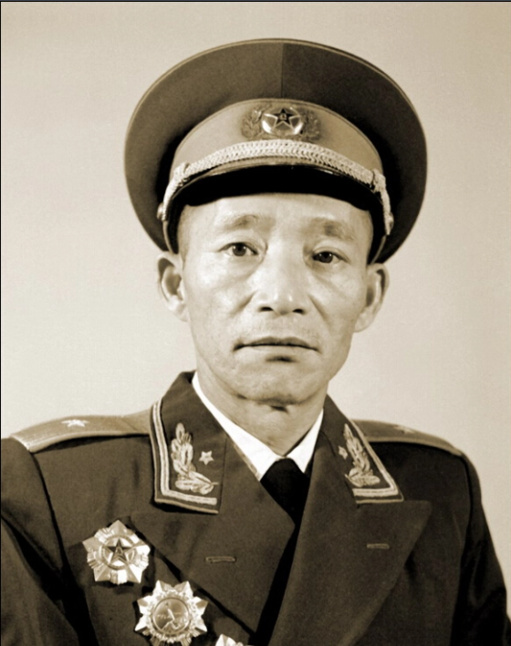 周总理长征时病情危殆，医生王斌吩咐：赶快去找冰来降温